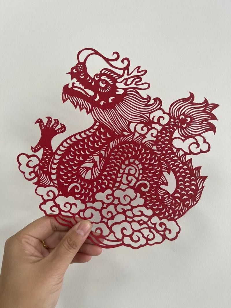 再給我幾張不同風格的招財龍設計圖