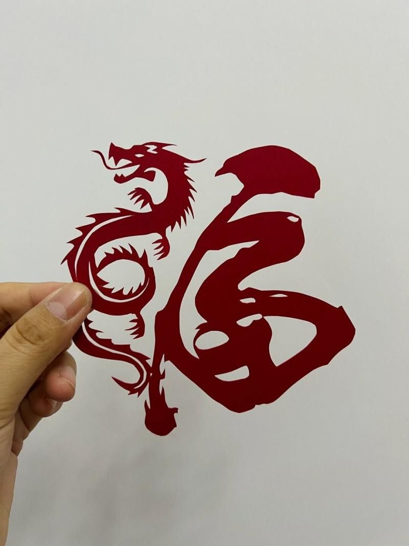 再給我幾張不同風格的招財龍設計圖