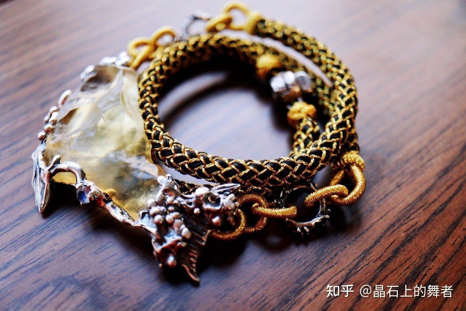 佩戴龍魚寓意是什么：佩戴龍魚圖案的寓意和象征意義：龍魚寓意著吉祥與財運 佩戴龍魚寓意是什么：佩戴龍魚圖案的寓意和象征意義：龍魚寓意著吉祥與財運 龍魚百科 第1張