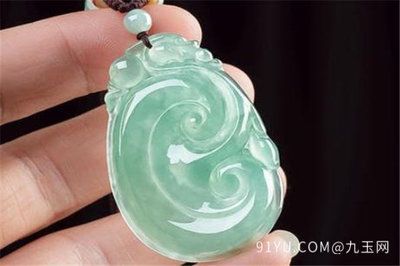 魚化龍玉雕大師是誰呀：魚化龍翡翠吊墜寓意豐富，魚化龍翡翠吊墜寓意吉祥富貴