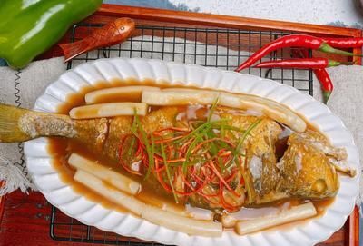 黃花魚跟金龍魚一樣嗎：黃花魚和金龍魚并不是同一種魚類，它們之間存在一些明顯的區(qū)別