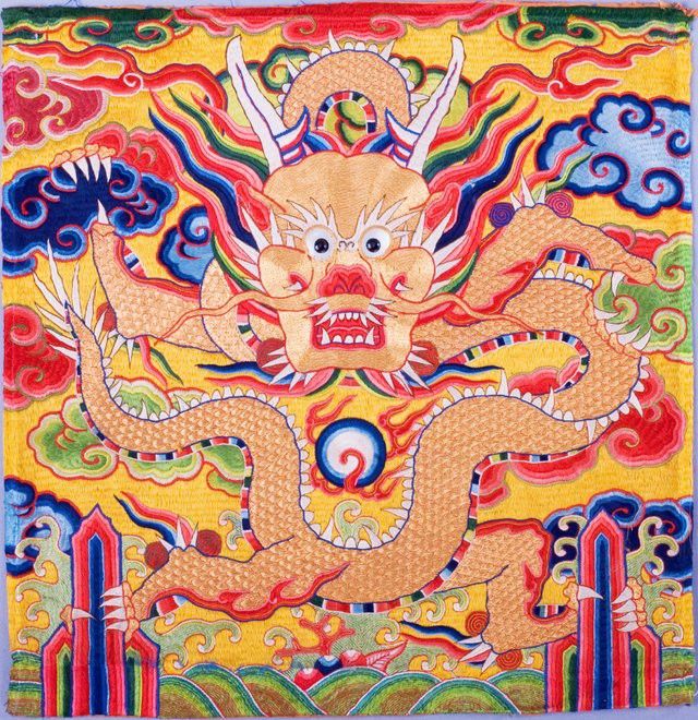 藍底金龍紋刺繡的歷史起源是什么？