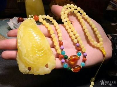 金龍魚吊墜帶單好帶雙好看嗎：金龍魚吊墜帶單好看主要取決于個人風格和項鏈的搭配 金龍魚吊墜帶單好帶雙好看嗎：金龍魚吊墜帶單好看主要取決于個人風格和項鏈的搭配 龍魚百科