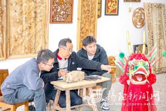 金龍魚木雕有哪些知名雕刻師？