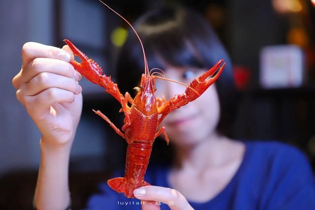 紅龍吃蝦好還是小魚好：關于紅龍魚喂食蝦與小魚的一些詳細信息