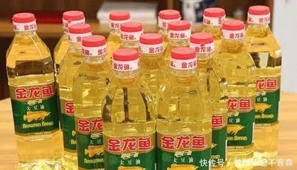 金龍魚老是顫抖：金龍魚老是顫抖可能是因為水質問題、飲食問題、飲食問題