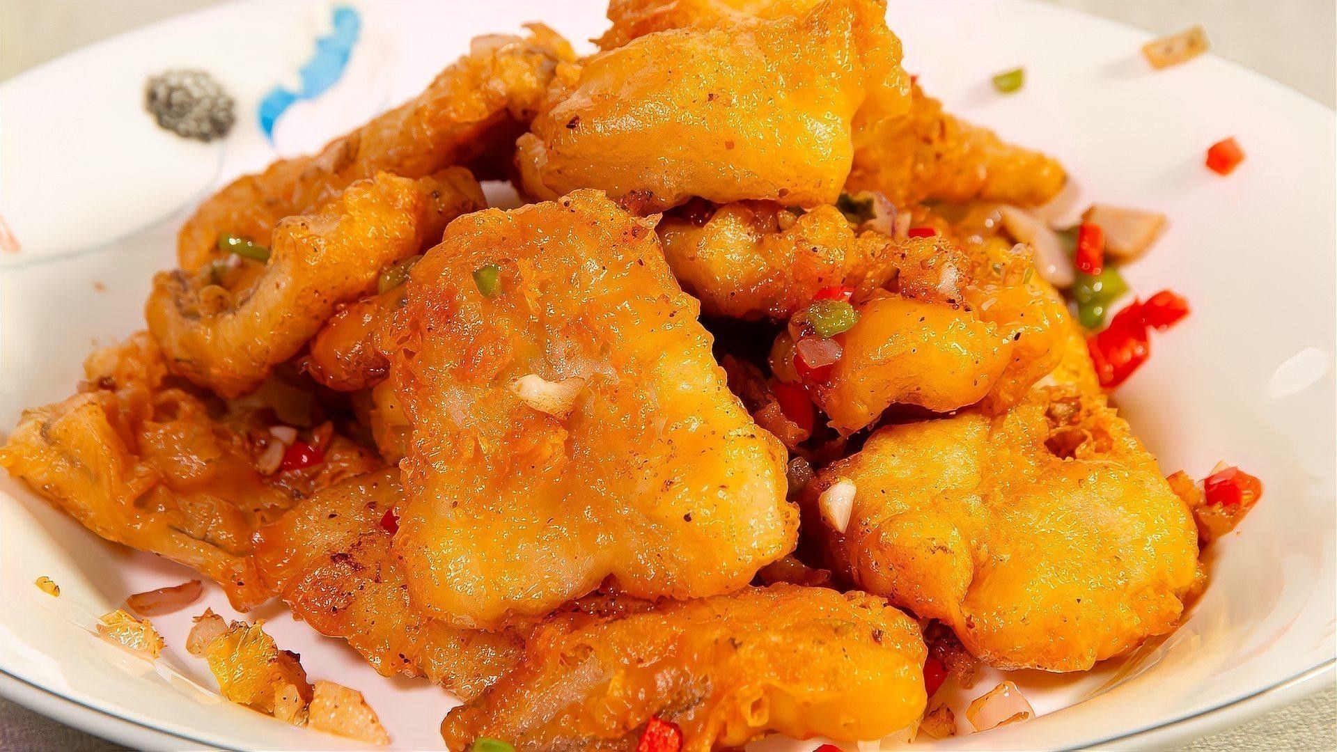 如何制作椒鹽龍魚（閩菜大廚分享椒鹽龍頭魚做法外酥里嫩簡單易學(xué)）