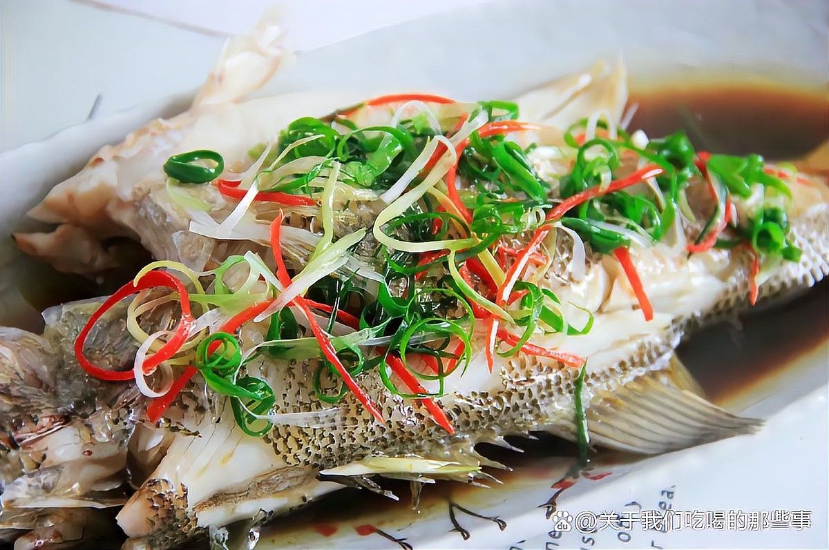 紅龍魚清蒸時(shí)需要哪些調(diào)料（清蒸紅魚技巧大揭秘，家常做法讓魚肉鮮嫩無腥味）