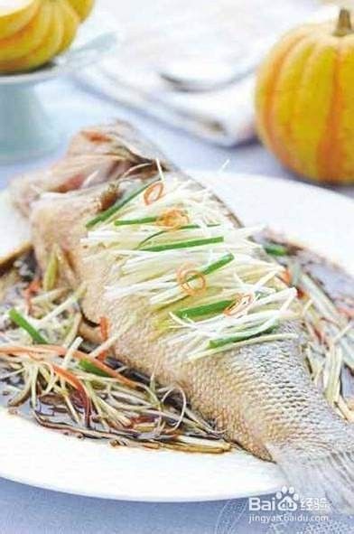 紅龍魚清蒸時(shí)需要哪些調(diào)料（清蒸紅魚技巧大揭秘，家常做法讓魚肉鮮嫩無腥味）