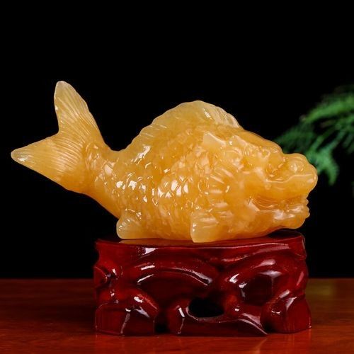 金龍魚玉雕擺件的保養需結合玉石特性和風水講究以下是具體建議：金龍魚玉雕擺件的保養