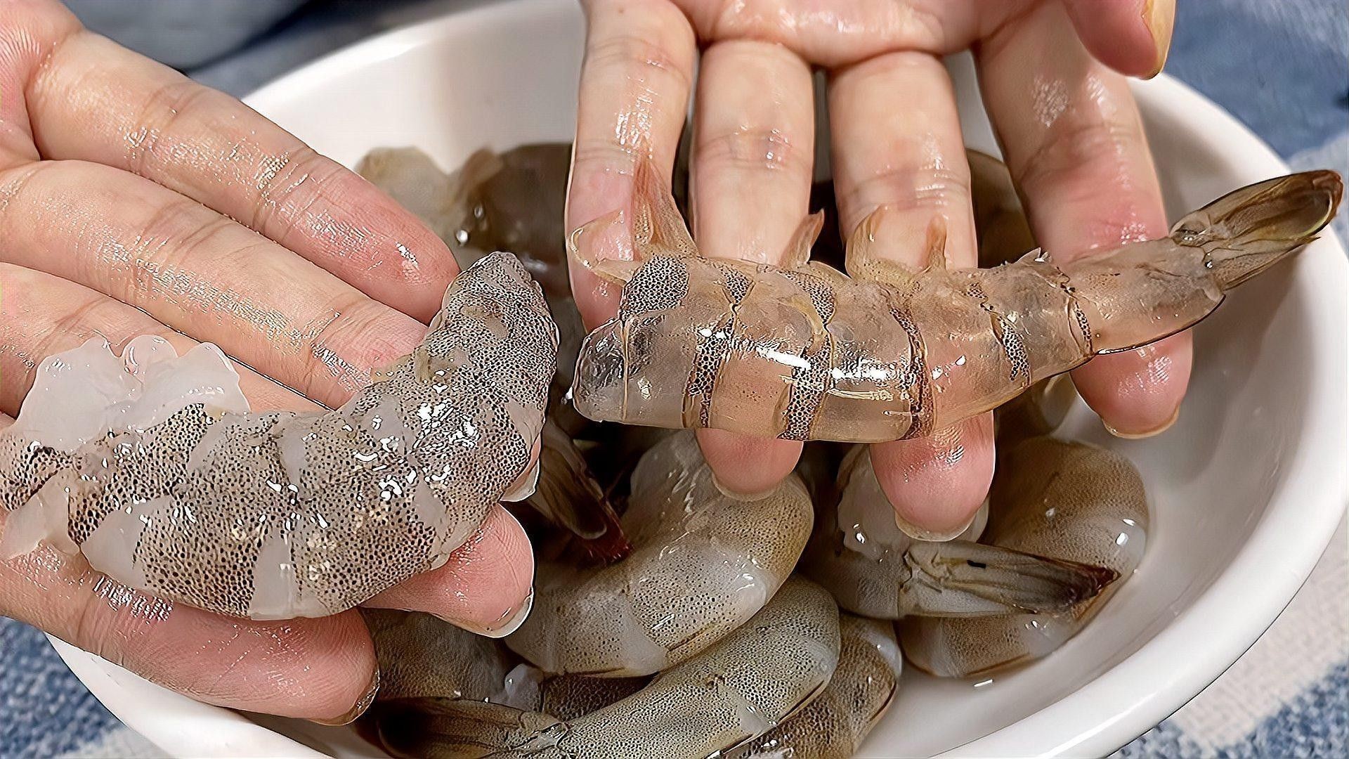 六角恐龍魚吃蝦需要剝殼嗎：六角恐龍魚吃蝦肉好消化嗎
