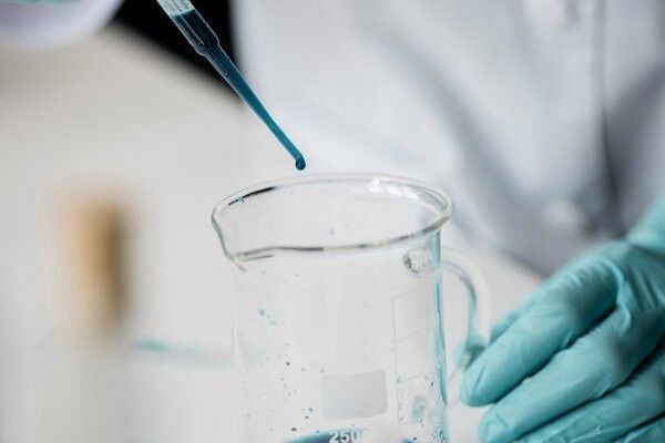 如何檢測(cè)水質(zhì)中的重金屬：檢測(cè)水質(zhì)中的重金屬可通過專業(yè)實(shí)驗(yàn)室方法和家庭簡(jiǎn)易手段結(jié)合進(jìn)行