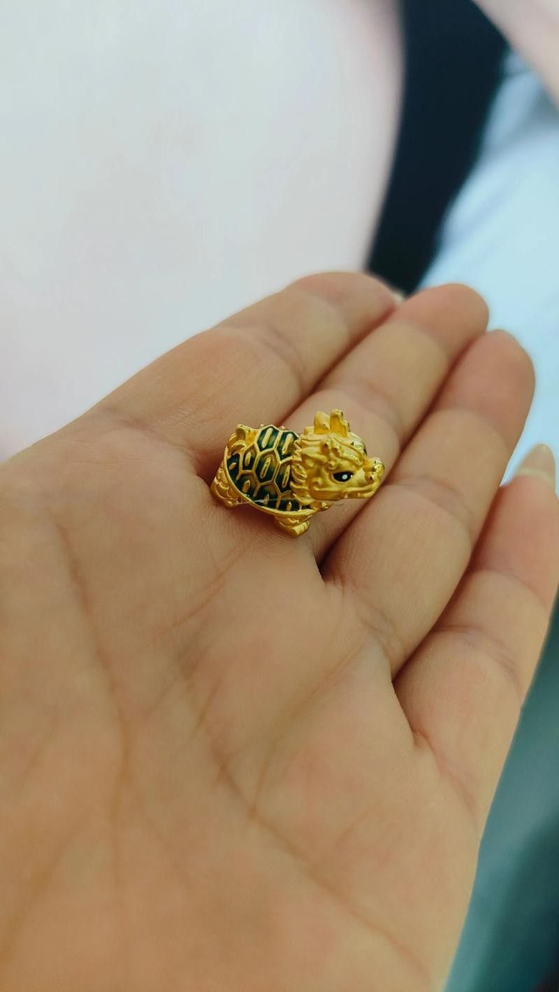 如何辨別真假龍龜珠寶文玩？：辨別真假龍龜珠寶文玩需綜合材質、工藝、包漿等多方面特征