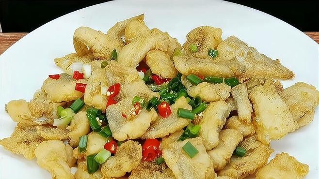 如何制作椒鹽水龍魚？：網(wǎng)浪少女醬椒鹽龍頭魚的做法外酥里嫩簡單易學(xué)
