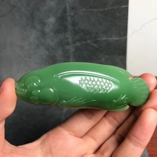 哪里可以找到更多玉石金龍魚圖片：和田玉金龍魚精工雕刻作品及家居擺放效果圖