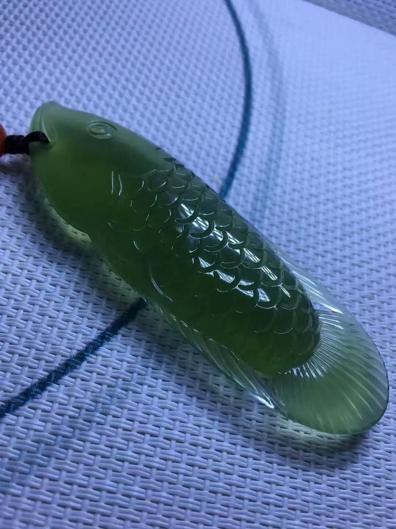哪里可以找到更多玉石金龍魚圖片：和田玉金龍魚精工雕刻作品及家居擺放效果圖