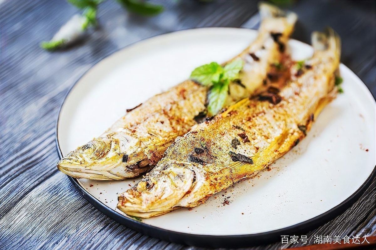 金龍魚和翹嘴魚哪個更好吃？：夏季“翹嘴魚”怎么做好吃