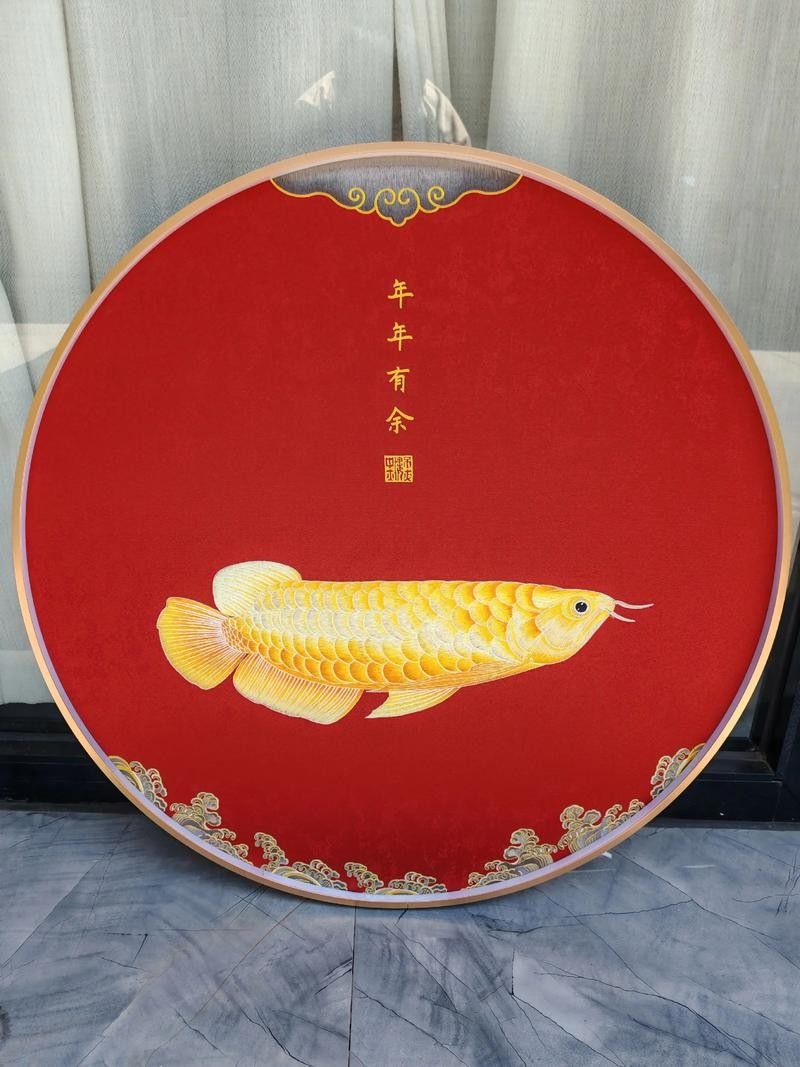 如何選擇適合金龍魚魚缸的背景圖片：金龍魚在不同生長階段對背景的需求差異顯著需求及注意事項