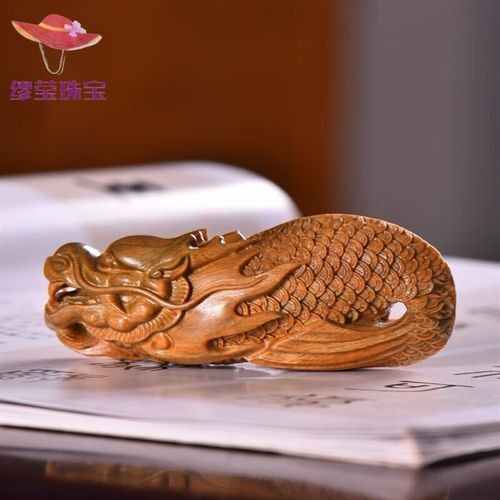 龍頭魚身掛件有哪些材質(zhì)？：翡翠龍頭魚掛件