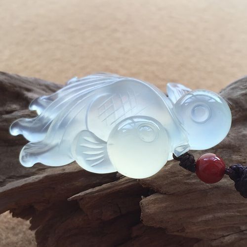 龍頭魚身掛件有哪些材質(zhì)？：翡翠龍頭魚掛件