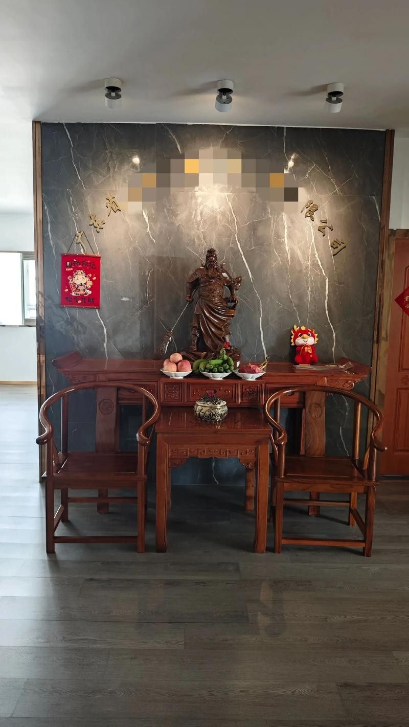 給我一些招財和龍魚混養的圖片：招財魚與龍魚混養的實景圖
