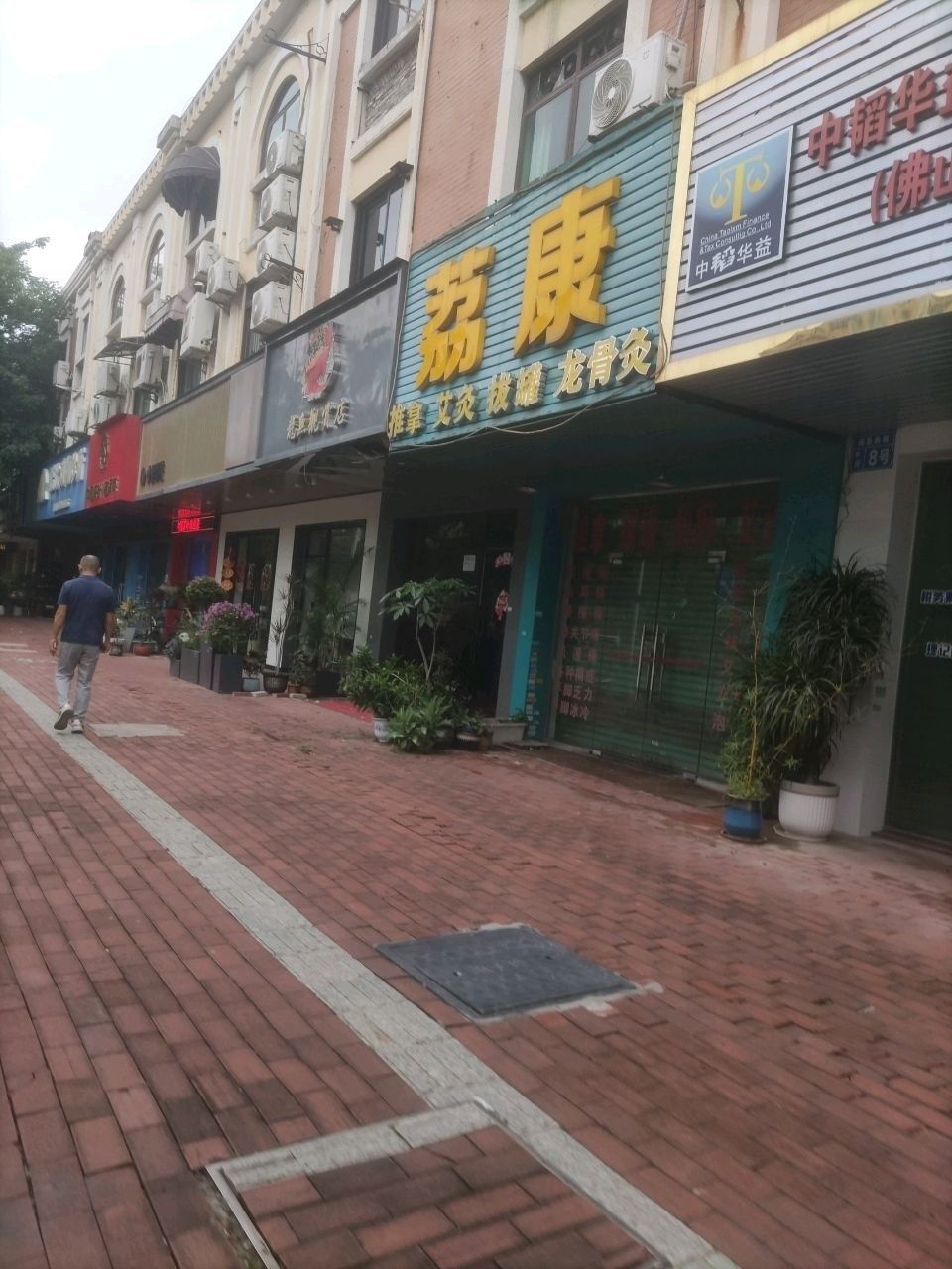 佛山龍魚(yú)交易市場(chǎng)的聯(lián)系方式是什么：佛山地區(qū)與龍魚(yú)相關(guān)的交易市場(chǎng)
