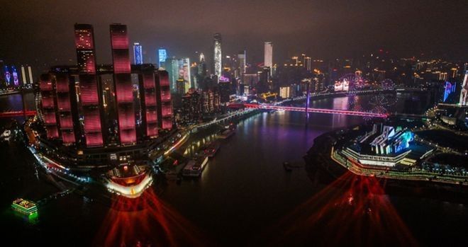 紅龍光影效果最佳拍攝地點(diǎn)：重慶龍湖時(shí)代天街燈光秀拍攝技巧有哪些