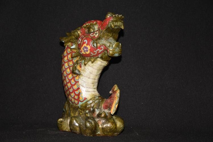 龍頭魚擺件有哪些材質(zhì)：龍頭魚擺件作為融合龍與魚元素的傳統(tǒng)吉祥物