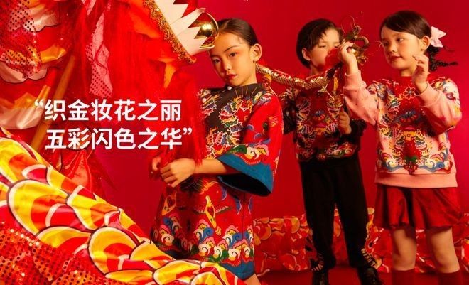 紅龍旗服飾有哪些經典款式：紅色旗袍龍袍批發、促銷價格、產地貨源