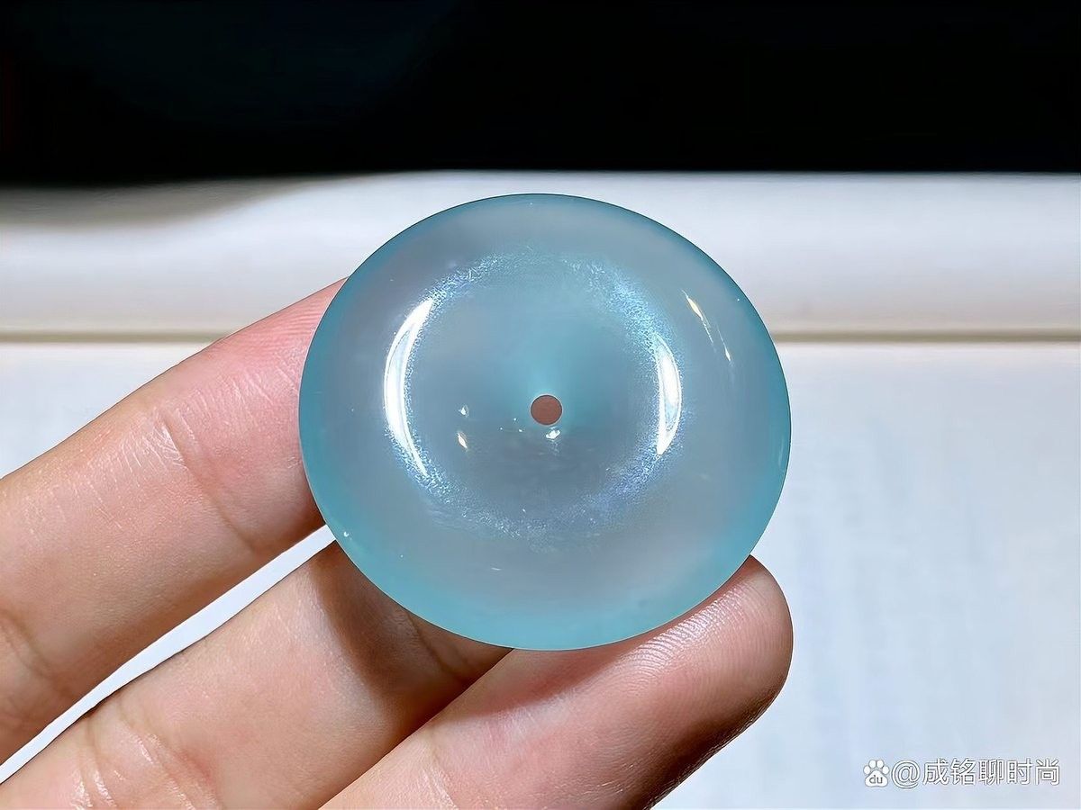 藍底和綠底哪個更稀有？：藍底和綠底翡翠哪個更稀有2025省錢攻略全解析