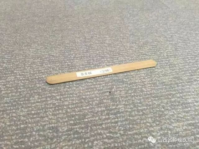 如何用壓舌板觀察咽喉部？：使用壓舌板觀察咽喉部是一種常見的口腔護(hù)理工具