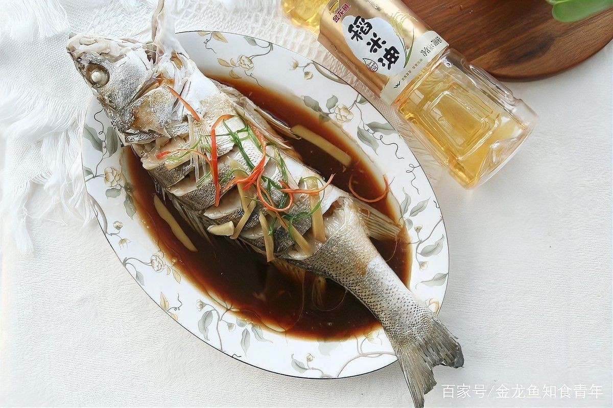 金龍魚(yú)蒸后如何調(diào)味：清蒸魚(yú)放什么調(diào)料森語(yǔ)舟魚(yú)肉別再做紅燒了這樣做嫩而不柴 金龍魚(yú)蒸后如何調(diào)味：清蒸魚(yú)放什么調(diào)料森語(yǔ)舟魚(yú)肉別再做紅燒了這樣做嫩而不柴 龍魚(yú)百科 第6張