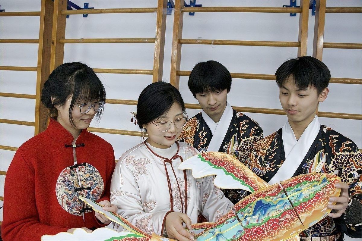 一夜魚(yú)龍舞在校園中如何傳承？（一夜魚(yú)龍舞在校園中傳承有哪些成功案例）