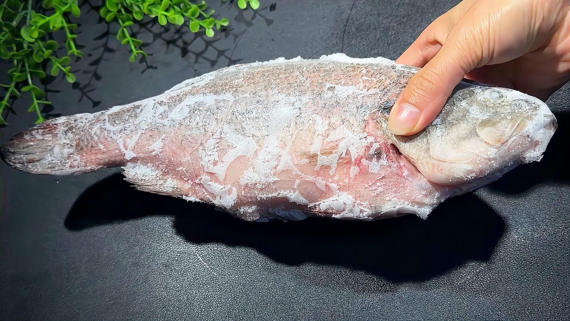冷凍小魚解凍后需要清洗嗎？（不管解凍什么魚，千萬不要用水泡了，只用一招） 冷凍小魚解凍后需要清洗嗎？（不管解凍什么魚，千萬不要用水泡了，只用一招） 龍魚百科 第2張