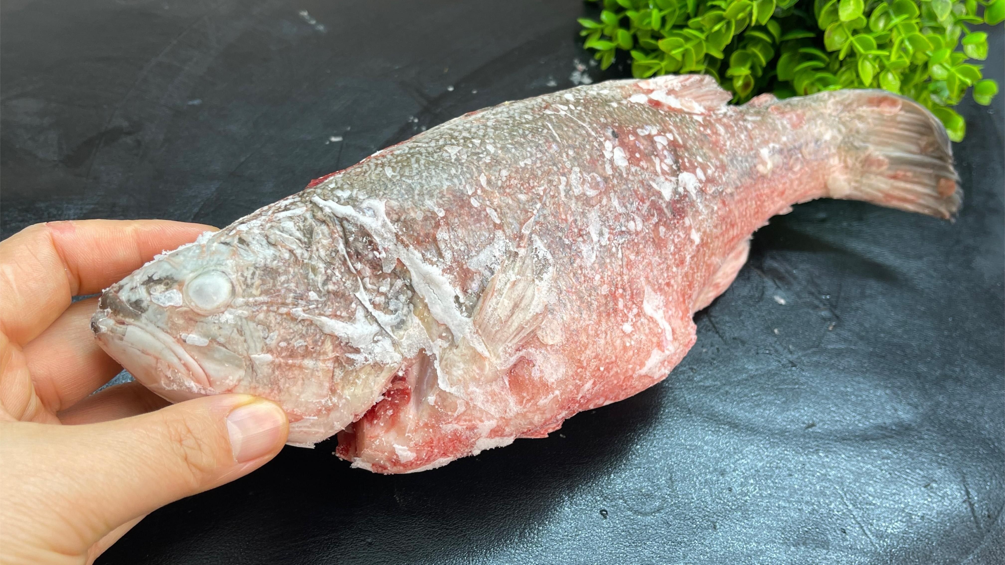 冷凍小魚解凍后需要清洗嗎？（不管解凍什么魚，千萬不要用水泡了，只用一招） 冷凍小魚解凍后需要清洗嗎？（不管解凍什么魚，千萬不要用水泡了，只用一招） 龍魚百科 第1張