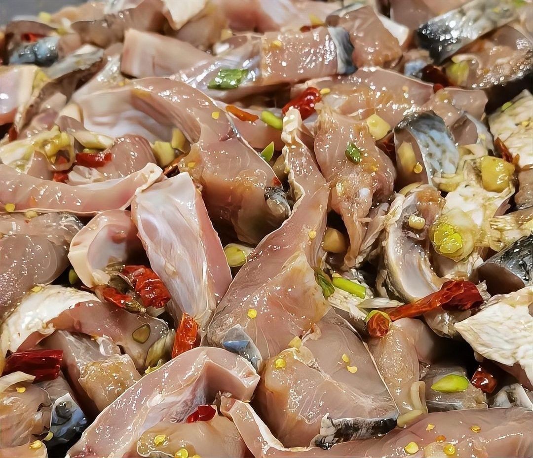 金龍魚清蒸后需要腌制嗎（金龍魚清蒸前需要腌制但需注意方法以避免肉質發柴）