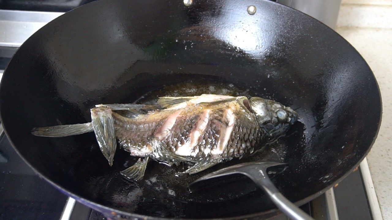 如何判斷油溫是否適合煎魚（如何判斷煎魚油溫是否適宜？）