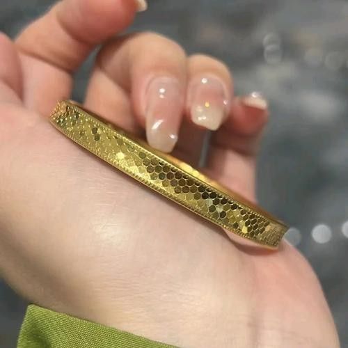 老鳳祥金龍魚銀飾手鐲的詳細圖片（鳳祥金龍魚銀飾手鐲）