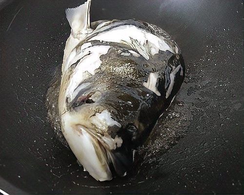 煮金龍魚時(shí)能放花椒嗎？（不管燉什么魚，千萬(wàn)不要放這2種調(diào)料） 煮金龍魚時(shí)能放花椒嗎？（不管燉什么魚，千萬(wàn)不要放這2種調(diào)料） 龍魚百科 第3張
