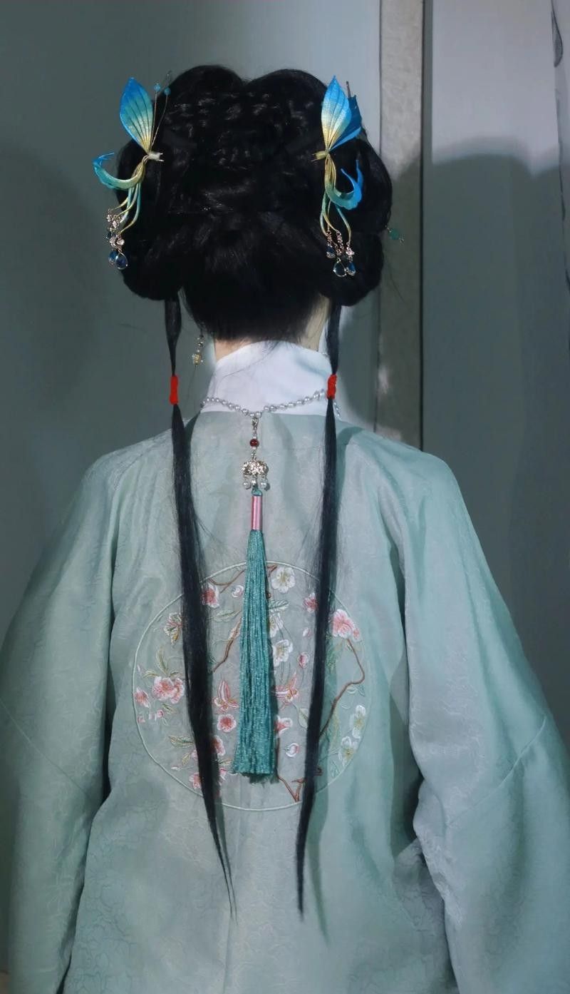 如何區分古典過背和金頭過背？（古典過背和金頭過背是兩種不同的書法風格）