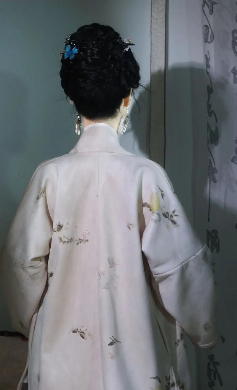 如何區分古典過背和金頭過背？（古典過背和金頭過背是兩種不同的書法風格）
