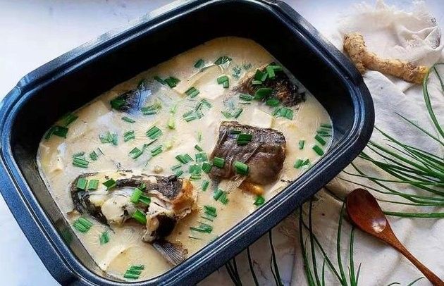 金龍魚燉豆腐的做法（福建海邊特色龍魚酸菜豆腐湯鮮嫩如豆腐營養滿滿蛾刃未歇）