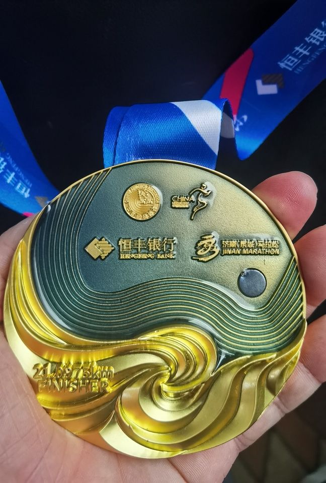 沉甸甸的獎牌（沉甸甸獎牌在體育競賽中的象征意義及其對運動員和觀眾的影響）