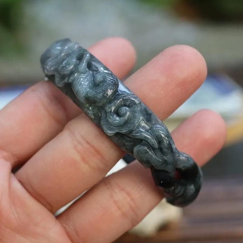 龍魚手鐲的雕刻工藝有哪些等級(jí)（翡翠魚手鐲的雕刻工藝等級(jí)）