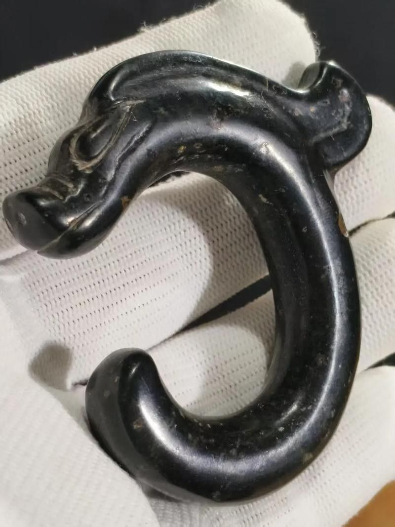 如何判斷龍飾材質(zhì)的真?zhèn)危ㄈ绾闻袛帻堬椀牟馁|(zhì)真?zhèn)危? title=