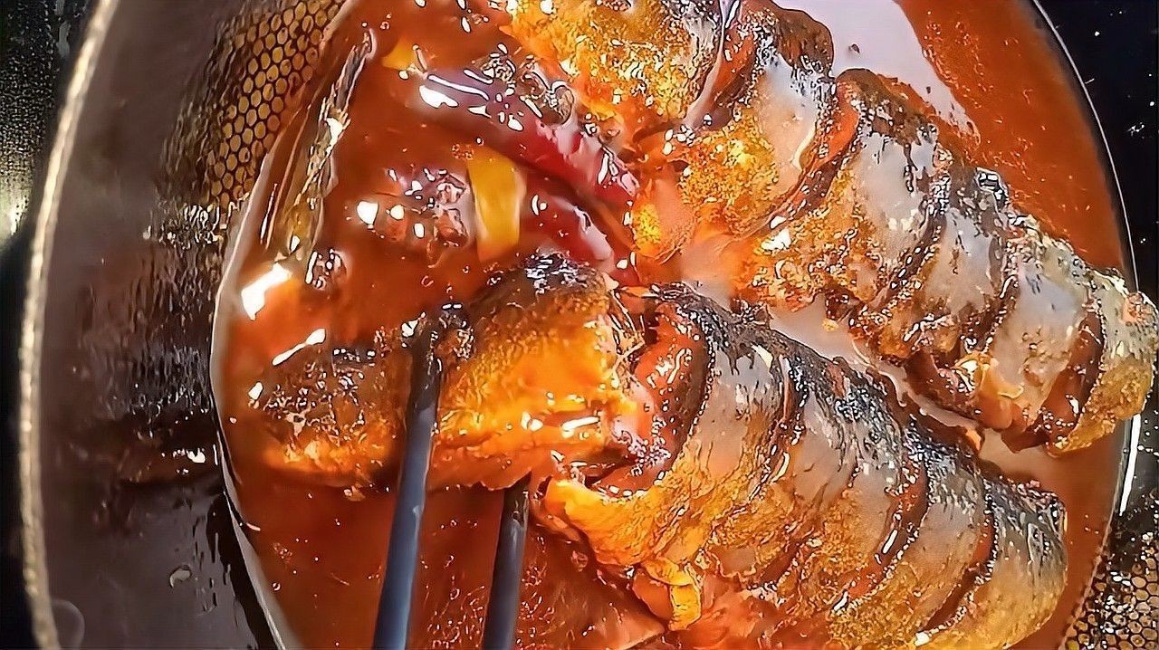 茄汁鯡魚罐頭具體怎么做菜（廚師長教你做茄汁鯡魚罐頭，醬香味濃）