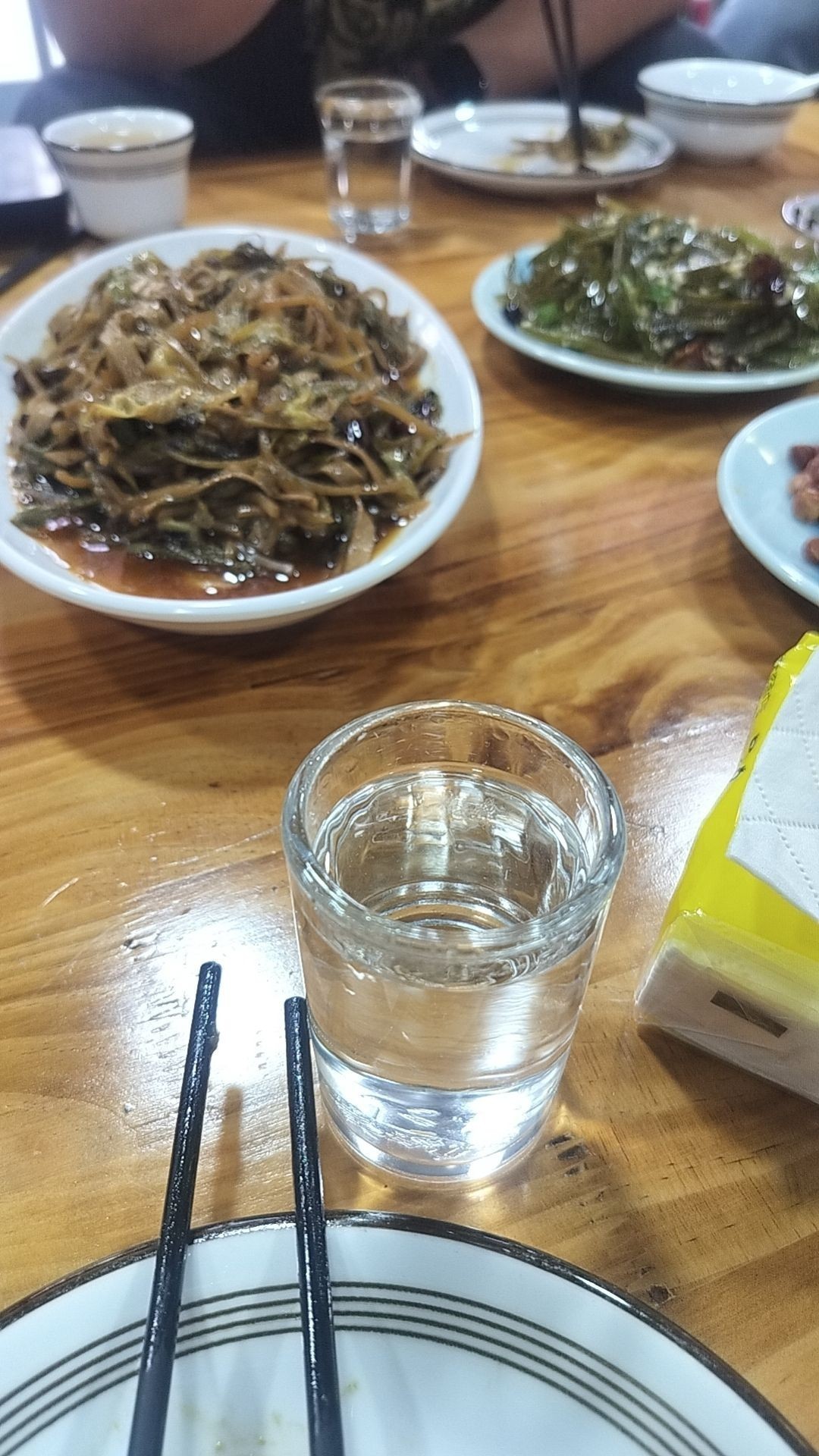 一杯又一杯（zizai評論：“一杯又一杯”不僅是一個簡單的行為模式）