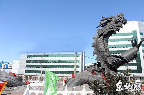 哈爾濱黑龍雕塑的寓意是什么？（哈爾濱東大直街“黑龍”雕塑背后的秘密）