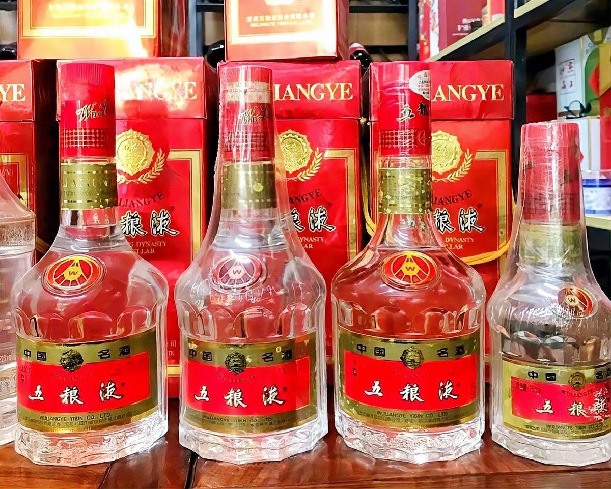 金龍魚白酒哪個系列適合收藏？（龍魚白酒系列中適合收藏的有“珍藏版”和“紀念版”）