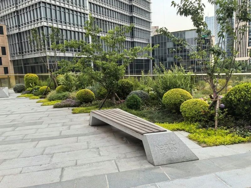金龍魚大廈屋頂花園有哪些設(shè)施？（金龍魚大廈屋頂花園的設(shè)計理念是什么金龍魚大廈屋頂花園設(shè)施）